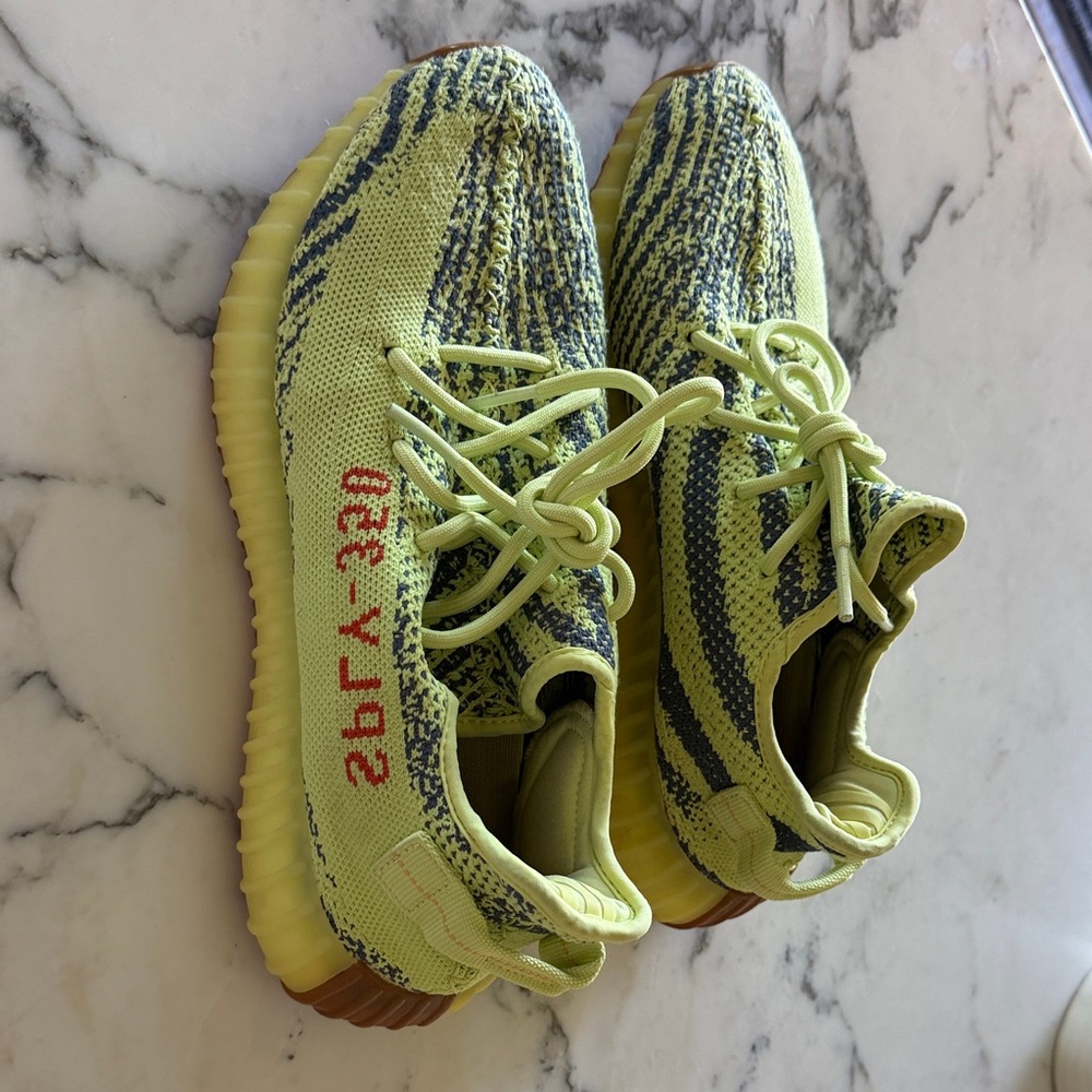 Adidas Yeezy Boost 350 V2 in semi frozen yellow - Picture 5 of 6